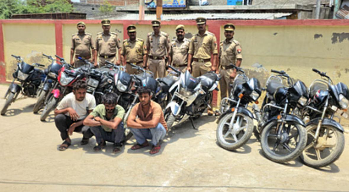 अछनेरा पुलिस की बड़ी कार्रवाई: 3 शातिर चोर गिरफ्तार, 10 चोरी की बाइकें भी बरामद