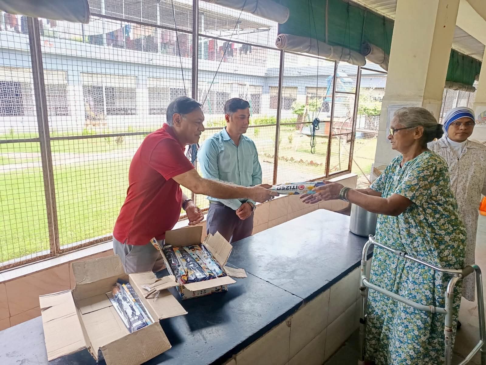 सेवा का नया कदम: डॉ. सुनील बंसल ने दिव्यांगजनों को बांटी छतरियां, चेहरे पर आई मुस्कान