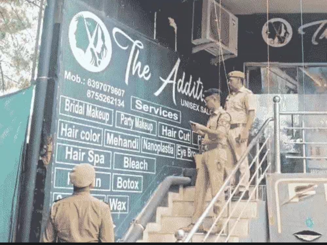 आगरा के होटल की पहली मंजिल से संदिग्ध हालत में गिरी नग्न युवती, हालत गंभीर