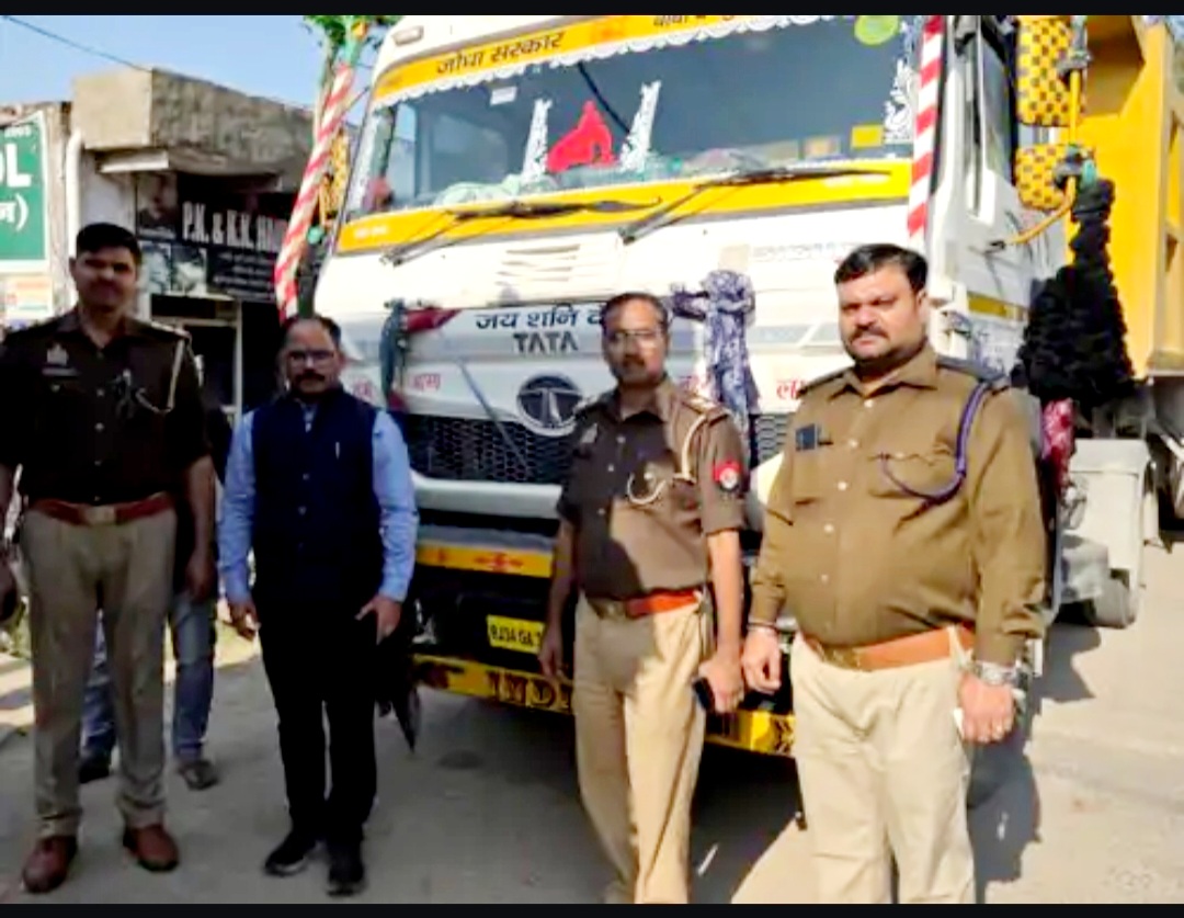 आगरा में अवैध खनन पर बड़ा प्रहार: 368 चालान, 29 वाहन सीज; पुलिस ने 11 KM पीछा कर पकड़ा ओवरलोड ट्रक