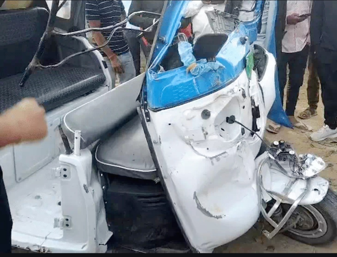 आगरा बस हादसा: तेज रफ्तार बस ने ऑटो को रौंदा, 2 यात्रियों की मौत; 5 घायल, 2 किलोमीटर लंबा जाम