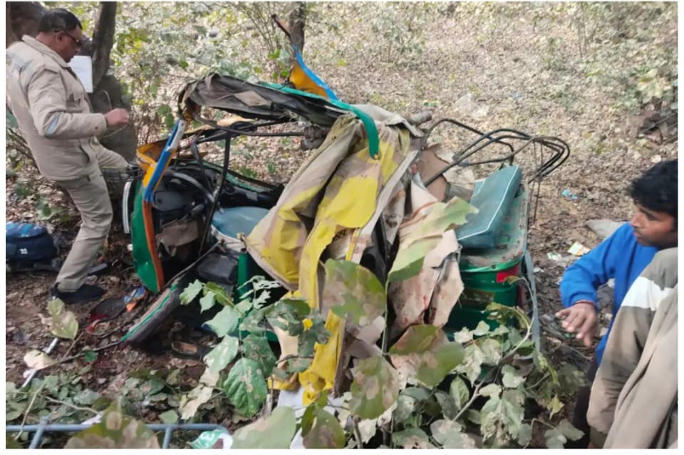 आगरा में मौत का तांडव: जगन्नाथ पुरी से लौट रहे श्रद्धालुओं के ऑटो को ट्रक ने रौंदा, 6 की मौत, 10 फीट दूर उछले वाहन