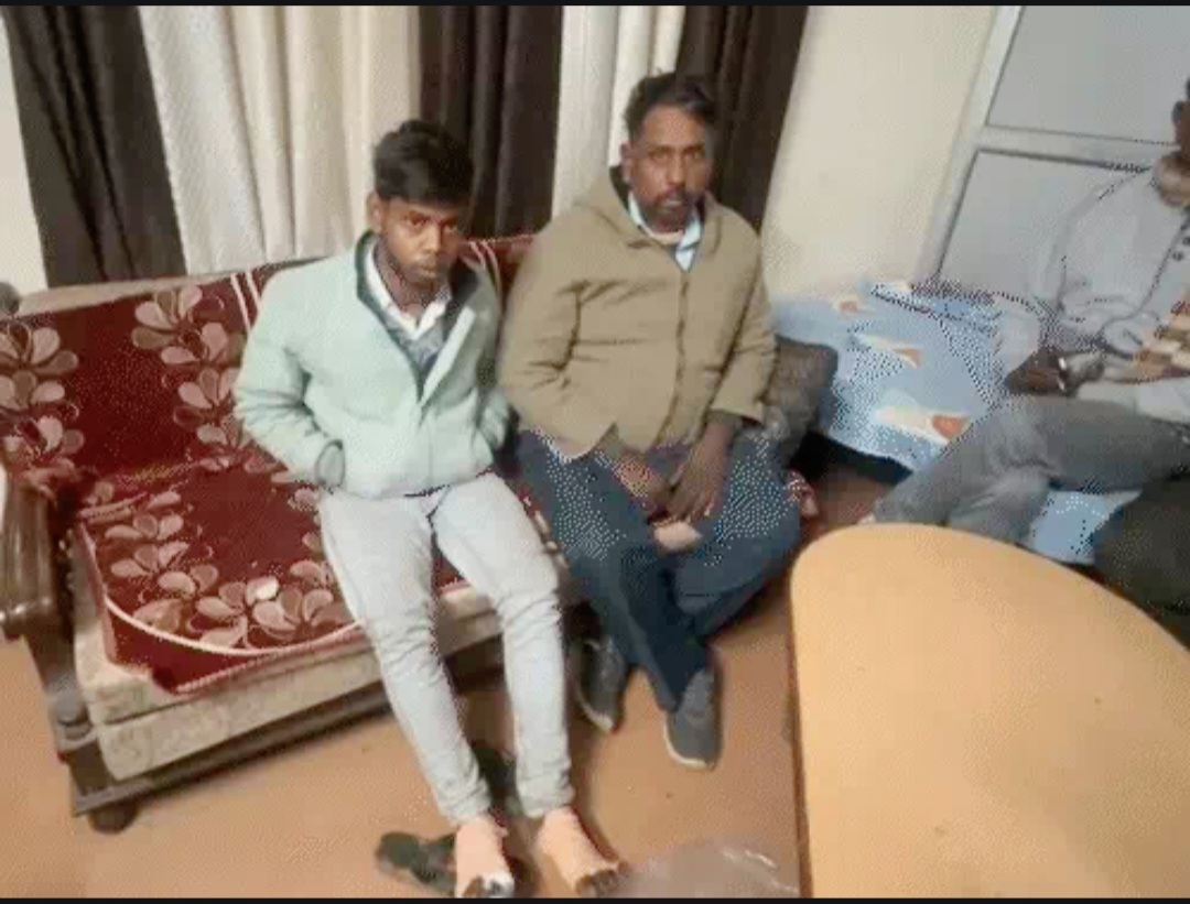 आगरा पुलिस की बर्बरता: वीडियो बनाने पर युवक को दी ‘थर्ड डिग्री’, जख्मों पर छिड़की मिर्च और तोड़ डाले डंडे,पढ़ें पूरी रिपोर्ट।