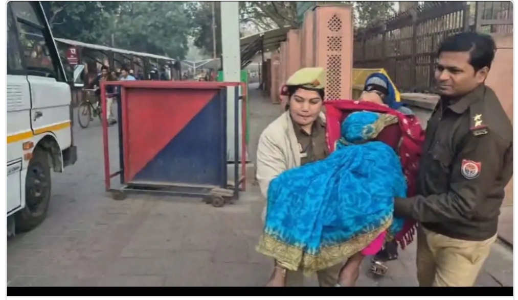 ताजमहल की खूबसूरती निहारने आई महिला पर्यटक के साथ हादसा, सीढ़ियों से गिरकर पैर में आई गंभीर चोट