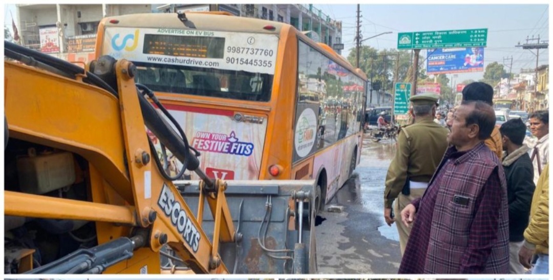 आगरा के मदिया कटरा में मौत का गड्ढा: धंसी सड़क में फंसी स्कूली बच्चों से भरी बस, मची चीख-पुकार