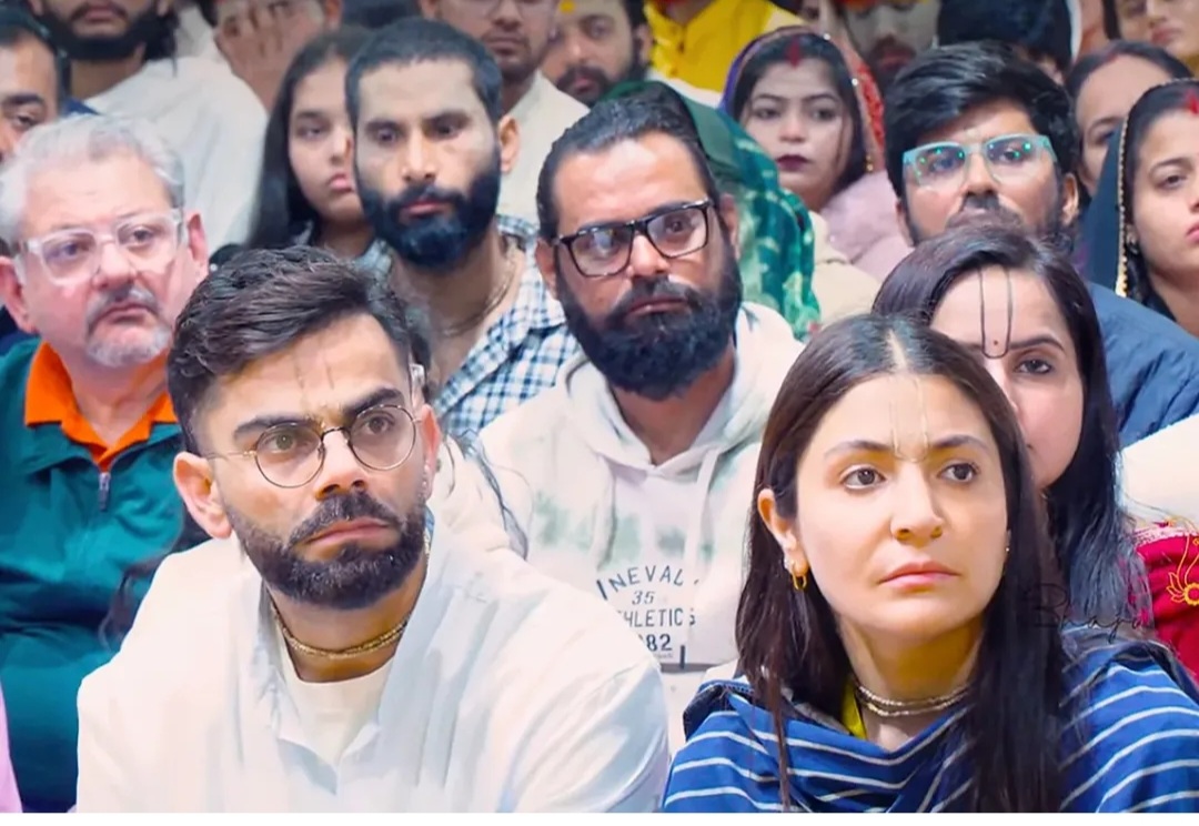 भक्ति के रंग में रंगे ‘विरुष्का’: वृंदावन में प्रेमानंद महाराज के सत्संग में आम श्रद्धालुओं के बीच बैठे नजर आए विराट और अनुष्का