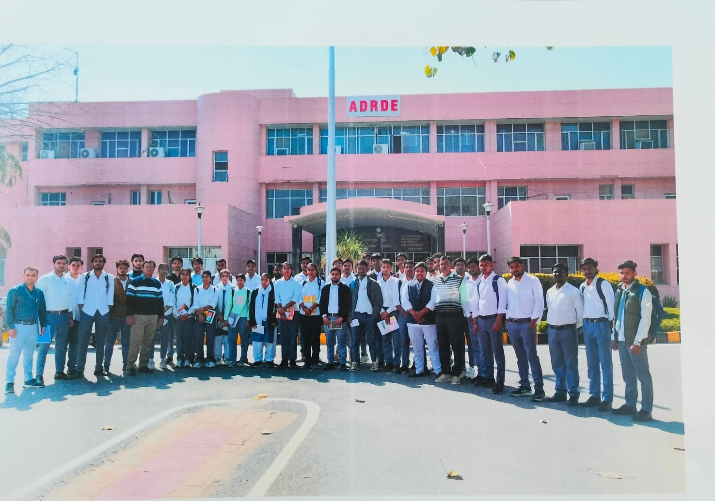 रक्षा तकनीक की बारीकियों को समझने ADRDE पहुंचे आगरा कॉलेज के छात्र, जाना कैसे बनते हैं सेना के अभेद्य पैराशूट