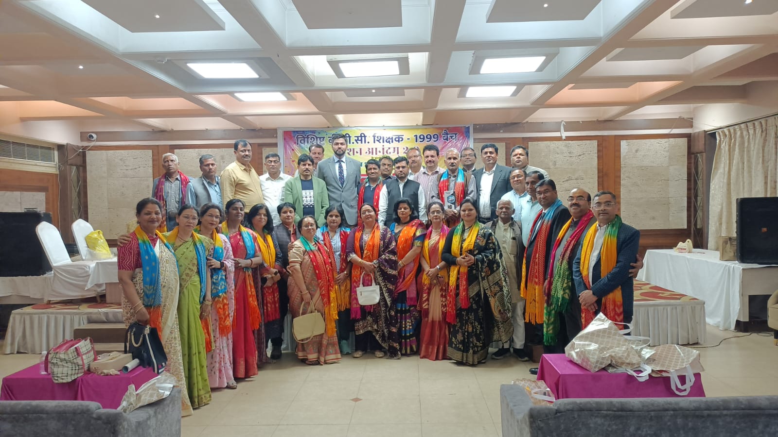 विशिष्ट बीटीसी 1999 बैच के 26 वर्ष पूरे: आगरा में ‘मिशन आनंदम् 2.0’ के तहत शिक्षकों का भव्य स्नेह मिलन समारोह