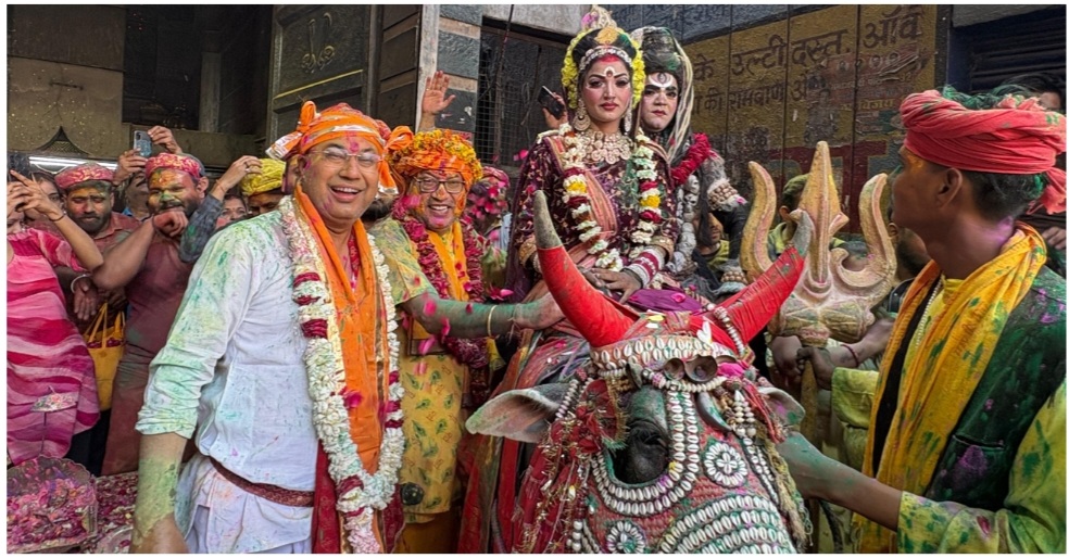 आगरा में मिनी काशी का अहसास: बाबा मनःकामेश्वर के डोले संग उमड़ी ‘मसाने की होली’, भस्म और गुलाल से सराबोर हुई ताजनगरी