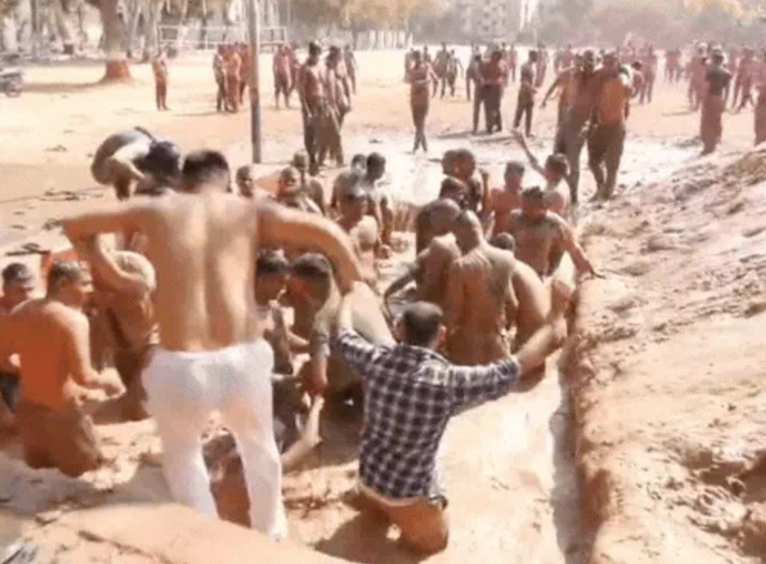 आगरा पुलिस की होली: कहीं फटा कुर्ता तो कहीं कीचड़ का गड्ढा, वाटर कैनन की बौछारों के बीच झूम उठे जवान