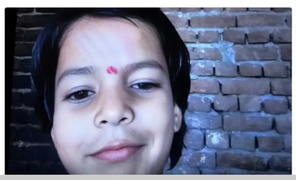 आगरा में खौफनाक मंजर: चलती स्कूल बस का फर्श टूटा, पहिए के नीचे दबकर मासूम नैना की मौत।