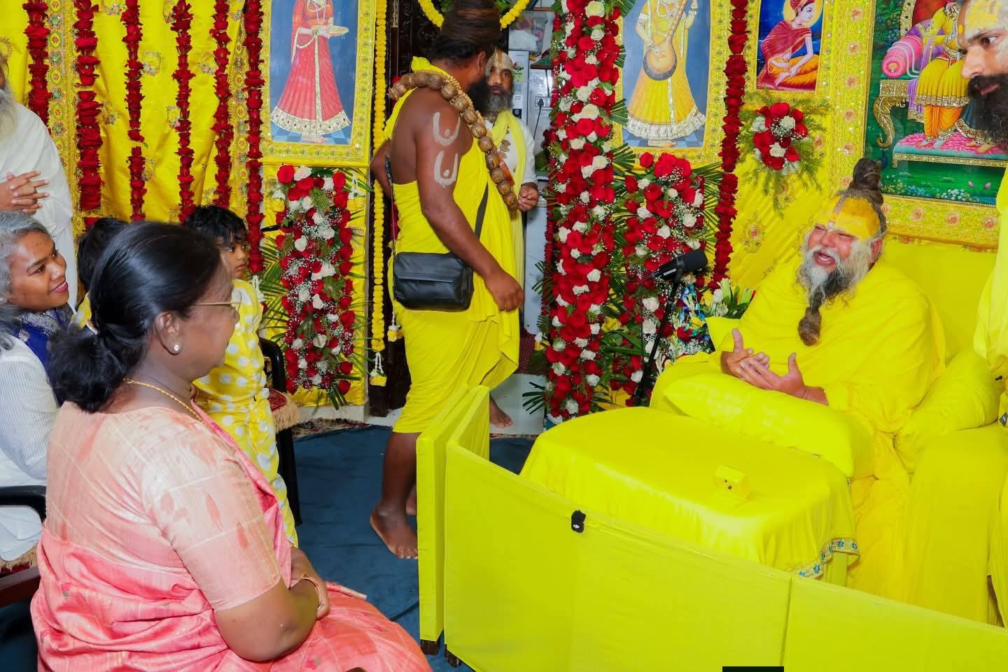 राष्ट्रपति द्रौपदी मुर्मू की वृंदावन यात्रा: प्रेमानंद महाराज के दर पर टेका माथा, सादगी ने जीता ब्रजवासियों का दिल