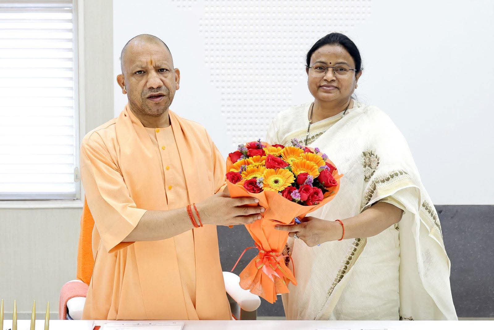 आगरा: जन्म-मृत्यु प्रमाण पत्र के लिए जनता बेहाल, महापौर ने लखनऊ पहुँच सीएम योगी को सुनाई ‘पीडा’