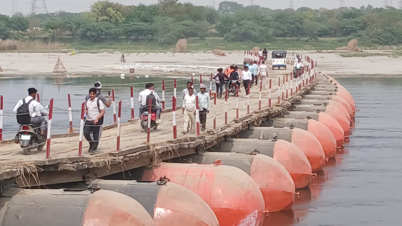 आगरा: पोइया घाट पर पांटून पुल से 1 लाख लोगों की राह हुई आसान; 25 KM का सफर अब सिर्फ 10 KM में सिमटा