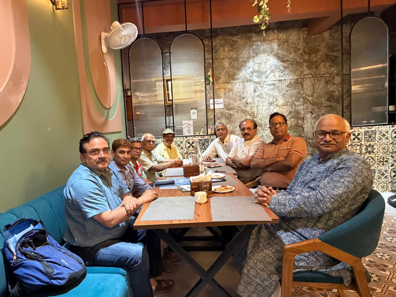 इलाहाबाद विश्वविद्यालय पूर्व छात्र परिषद की आगरा में अहम बैठक: यादों के झरोखे से भविष्य की नई रणनीति तैयार