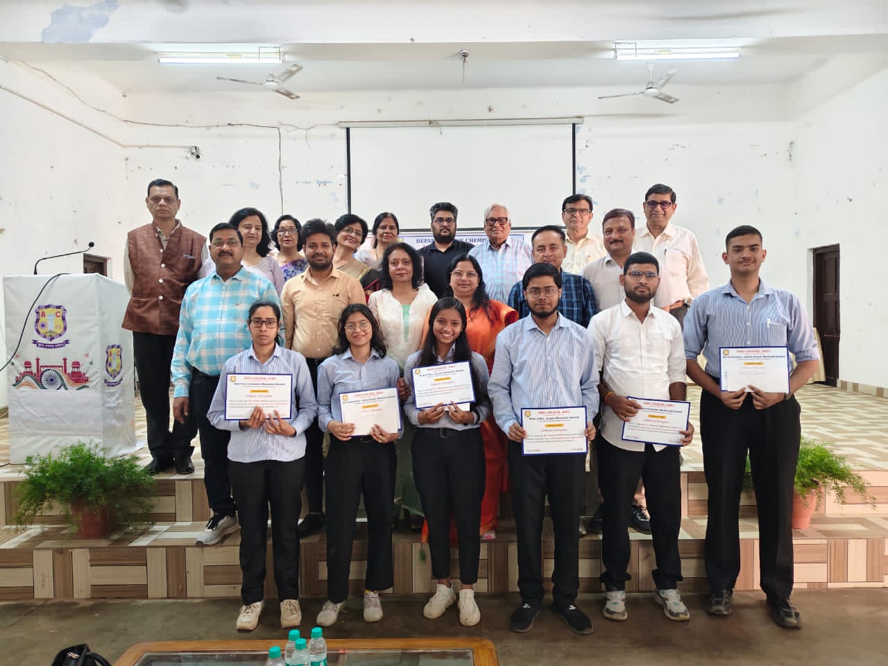 आगरा कॉलेज में राष्ट्रीय विज्ञान दिवस की धूम: मेधावी छात्र सम्मानित, विशेषज्ञों ने बताया ‘भविष्य की शक्ति है AI’