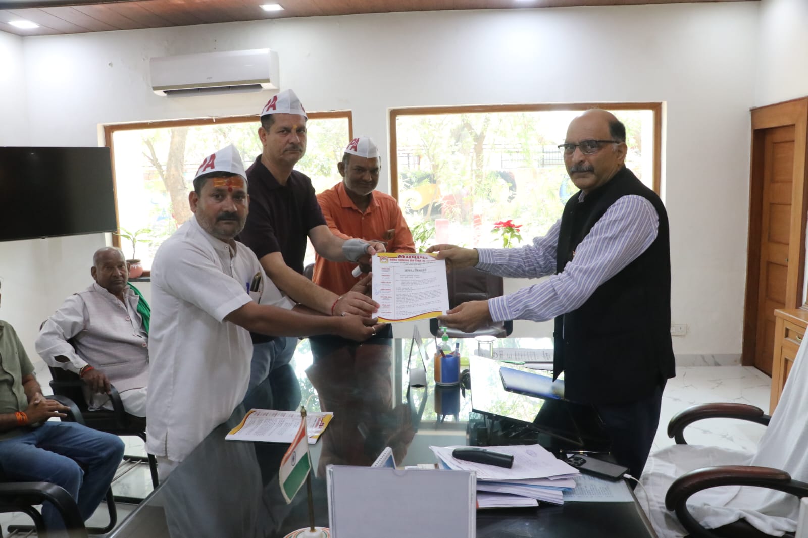 निजी स्कूलों की ‘कमीशनखोरी’ पर टीम पापा का प्रहार: मंडलायुक्त को सौंपा 7 सूत्रीय मांग पत्र, आंदोलन की दी चेतावनी