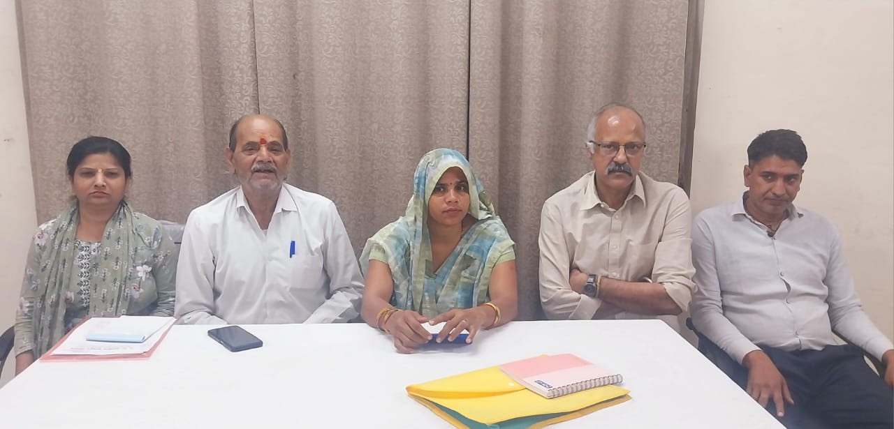 फतेहपुर सीकरी पर मंडराया ‘पचगईं पट्टी’ जैसा खतरा: दूषित भूजल और जहरीली हवा से छीन रहा श्रमिकों का रोजगार