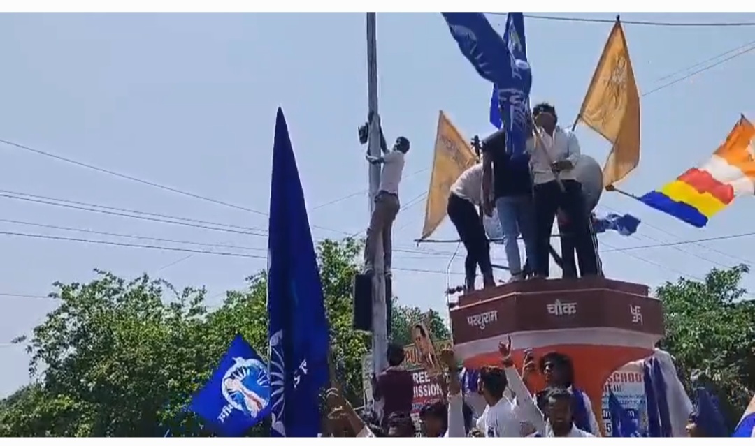 आगरा: परशुराम चौक पर अराजक तत्वों की शर्मनाक हरकत, जूते पहनकर चढ़ने और झंडा लहराने पर ब्राह्मण समाज में भारी आक्रोश