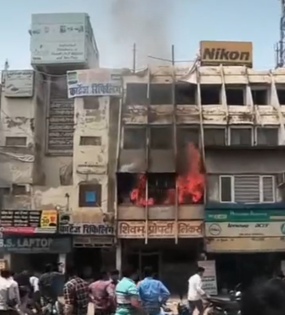 आगरा के संजय प्लेस में भीषण आग: स्काई टावर में जलकर खाक हुआ करोड़ों का सामान, दमकल कर्मियों ने टाली बड़ी त्रासदी