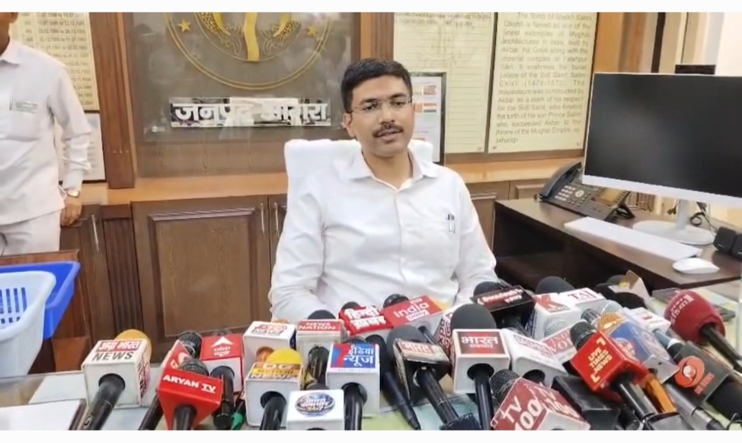 ​IAS मनीष बंसल ने संभाला आगरा के डीएम का कार्यभार: बोले- “पीड़ित को न्याय के लिए भटकना न पड़े, तहसील स्तर पर होगा समाधान”