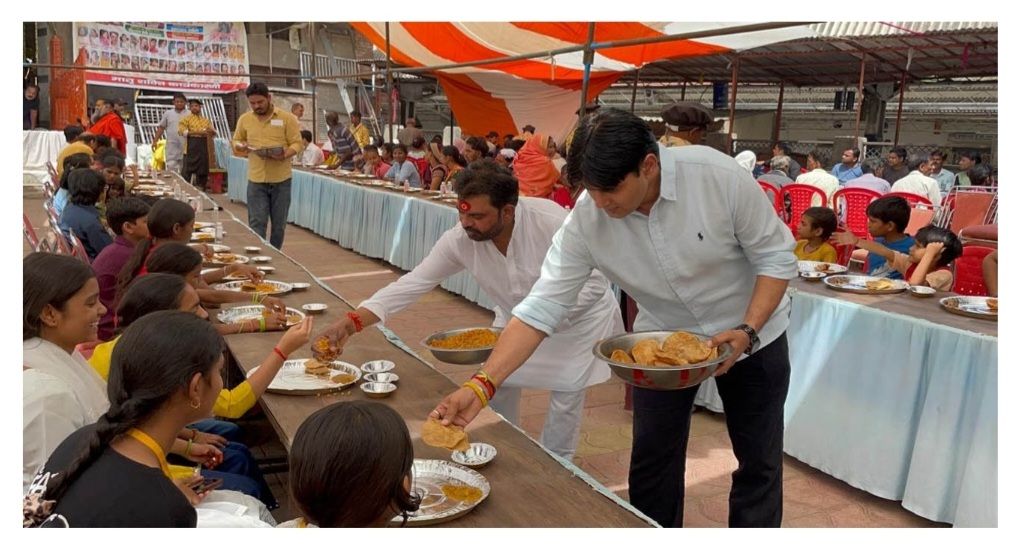 भक्ति और श्रद्धा का संगम: आगरा के राजा की मंडी चामुंडा देवी मंदिर में उमड़ा जनसैलाब, 10 हजार भक्तों ने चखा प्रसाद