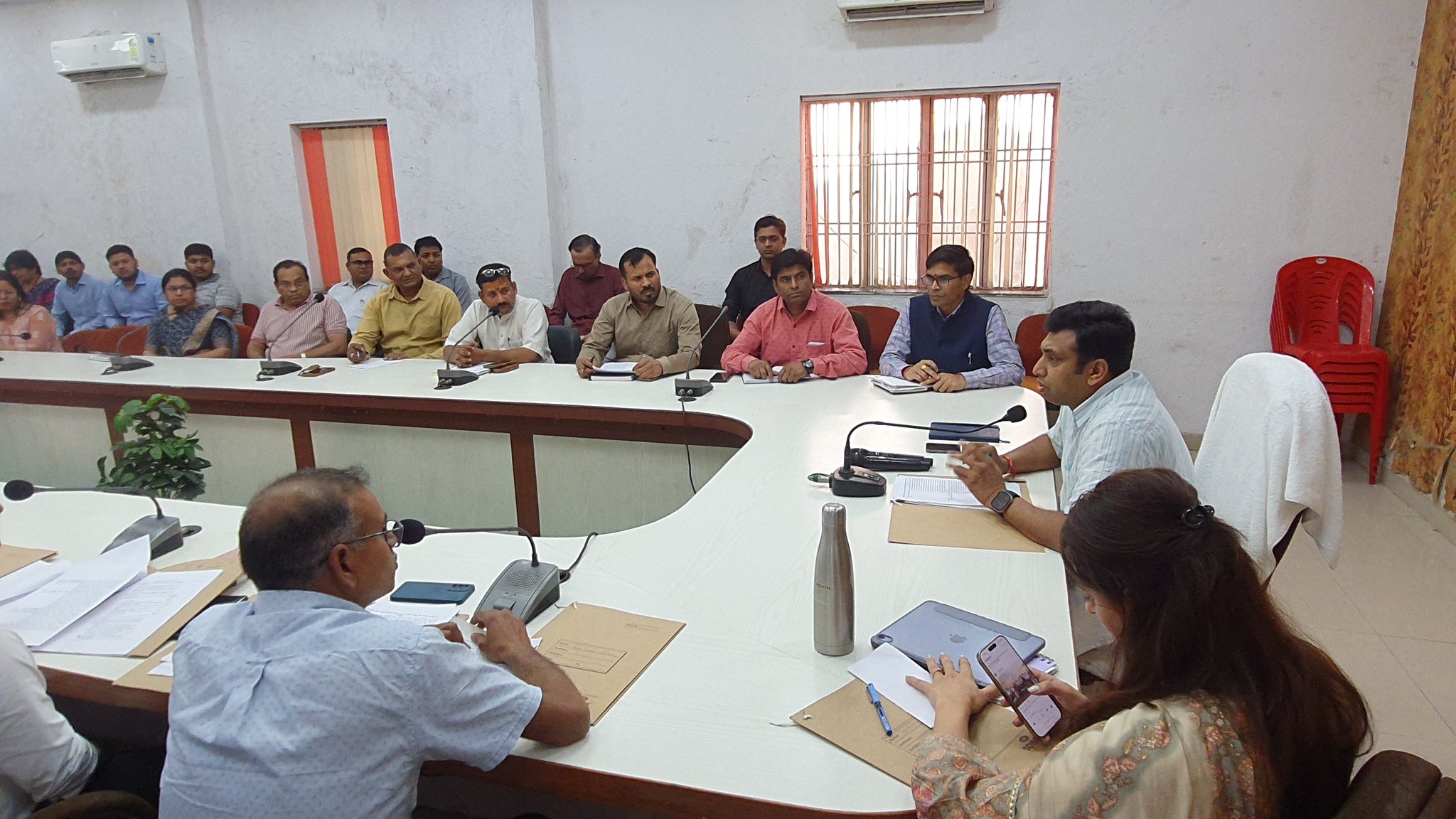 आगरा में स्कूलों की मनमानी पर डीएम का ‘हंटर’: 15 अप्रैल तक वाहनों का पंजीकरण अनिवार्य, अब QR कोड खोलेगा ड्राइवर की कुंडली