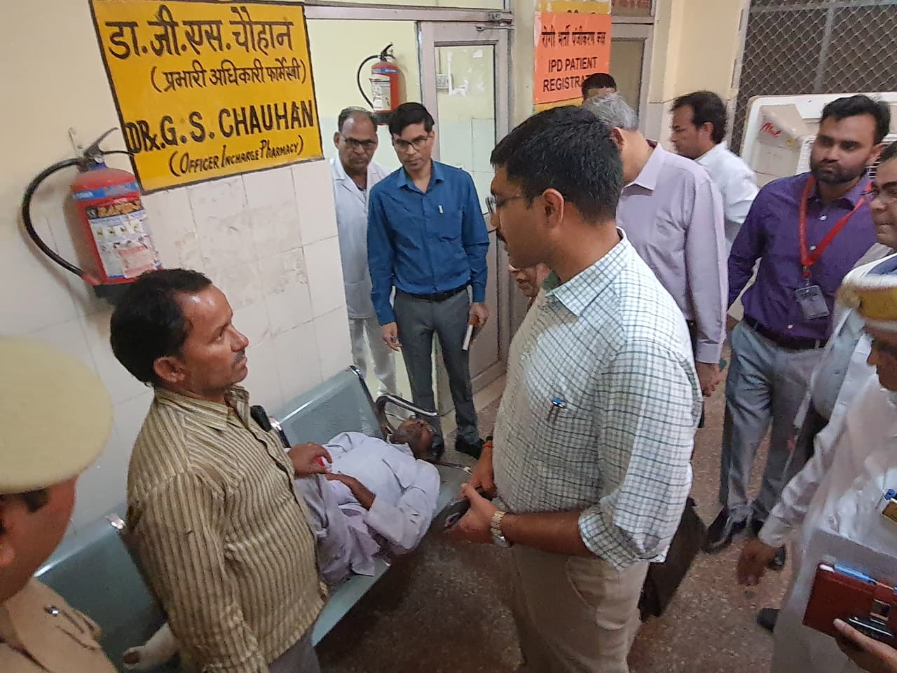 एक्शन मोड में डीएम मनीष बंसल: कार्यभार संभालते ही जिला अस्पताल में मारा छापा, अव्यवस्था देख अधिकारियों को लगाई कड़ी फटकार