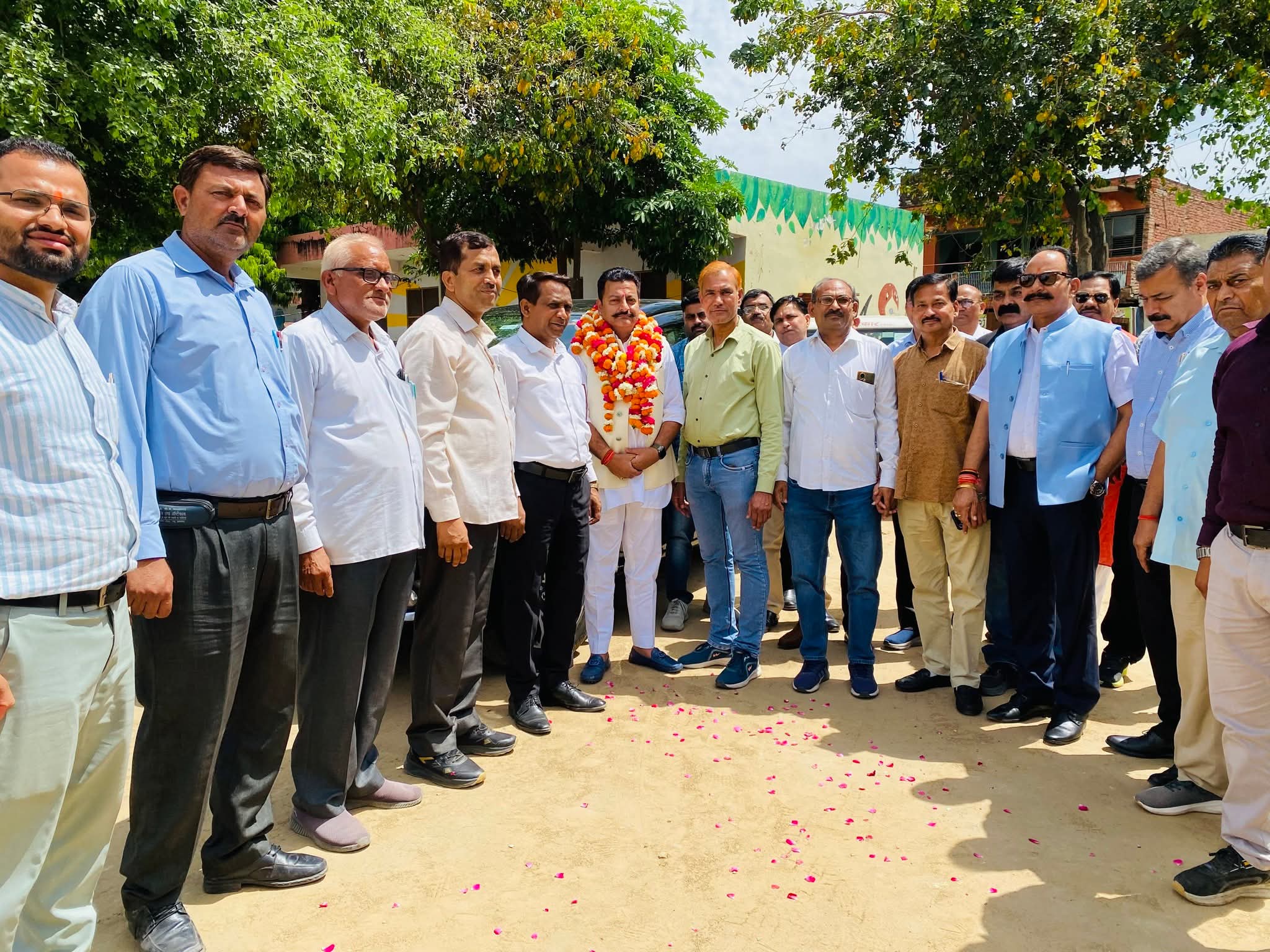 स्नातक चुनाव: युवराज अम्बरीश पाल सिंह ने झोंकी ताकत, कॉलेजों में शिक्षकों और स्नातकों से साधा सीधा संवाद