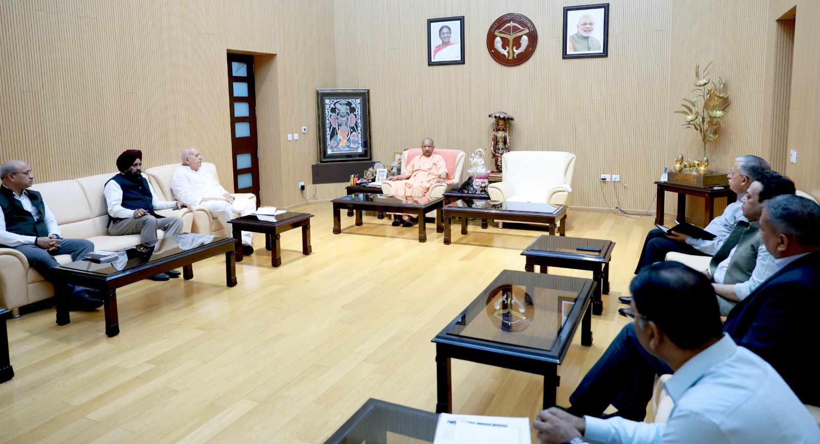 किसानों के संकट में ढाल बने सीएम योगी: ओलावृष्टि और आगजनी से हुए नुकसान की 24 घंटे में होगी भरपाई