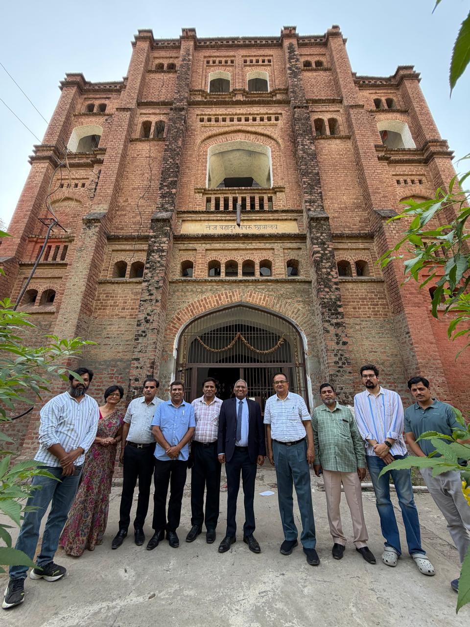 पुरानी यादें और भविष्य की उम्मीदें: जब IPS उपेंद्र सिंह बघेल ने अपनी ‘अल्मा मेटर’ आगरा कॉलेज के छात्रावासों का लिया जायजा