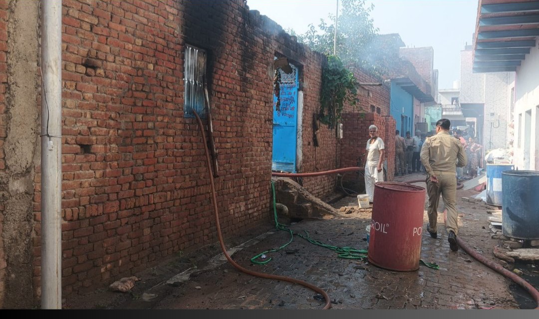आगरा में भीषण अग्निकांड: धमाकों से दहला गणेश नगर, दो सिलेंडर फटने से मची चीख-पुकार, ऐसे बची परिवार की जान