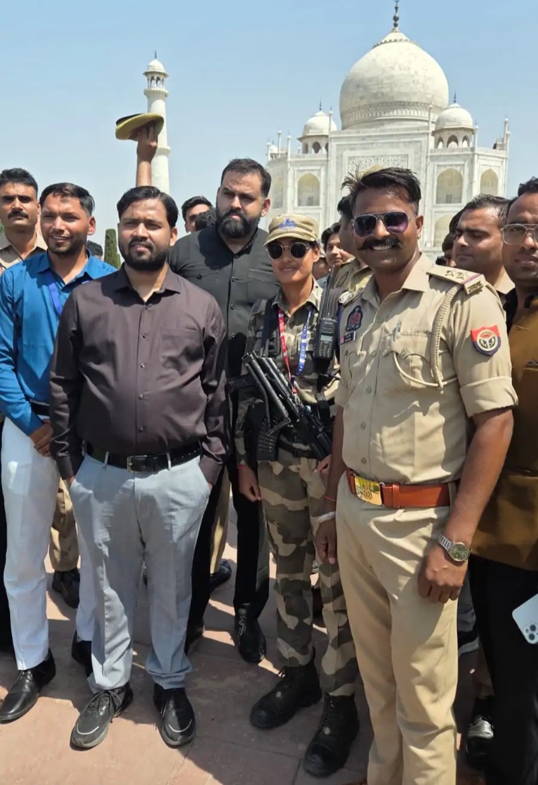 आगरा के ताजमहल में जब पहुँचे ‘खान सर’: दीदार को उमड़ा जनसैलाब, प्रशंसकों में मची सेल्फी की होड़
