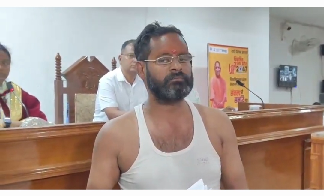 आगरा नगर निगम में हाई-वोल्टेज ड्रामा: BJP पार्षद ने शर्ट उतारकर जताया विरोध, भ्रष्टाचार के गंभीर आरोपों से गरमाया सदन