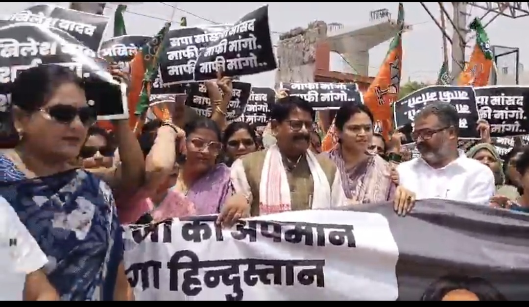 अखिलेश यादव शर्म करो, सांसद लोधी को बाहर करो: पीएम मोदी पर टिप्पणी से ताजनगरी में उबाल, भाजपा का कलेक्ट्रेट पर हल्ला बोल