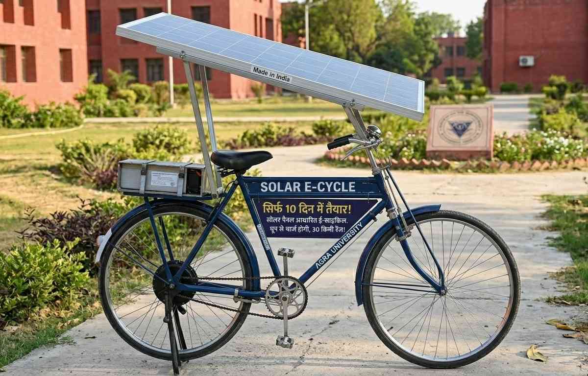 सोलर ई-साइकिल: आगरा के छात्रों ने मात्र 10 दिन में धूप से चलने वाली साइकिल बनाकर पेश की मिसाल