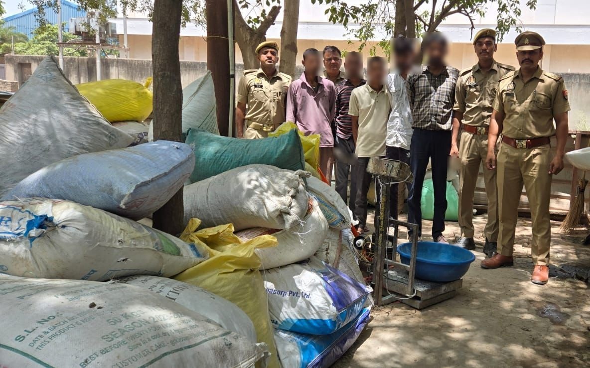 ​आगरा में बड़ा भंडाफोड़: बेजुबानों के निवाले में मिला रहे थे पत्थर; नकली खल बनाने वाले गिरोह के 5 गिरफ्तार, 2 फरार