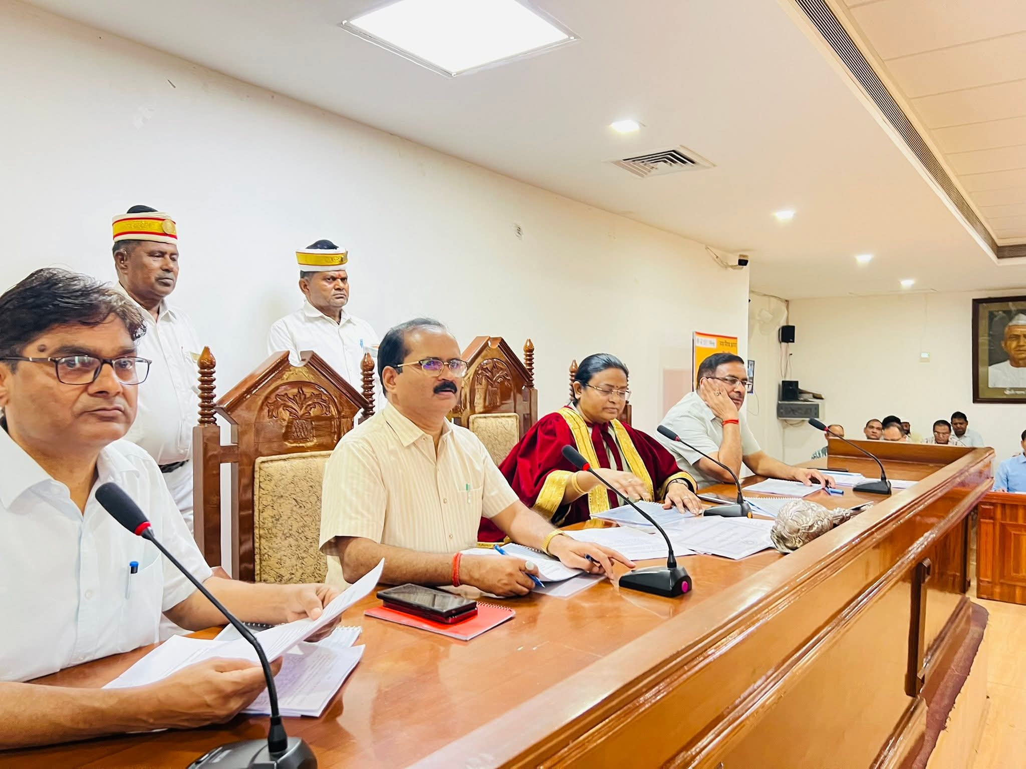 आगरा नगर निगम में 2202.86 करोड़ का बजट पेश: अतिक्रमण और टैक्स वसूली पर भड़के पार्षद, सदन में भारी हंगामा