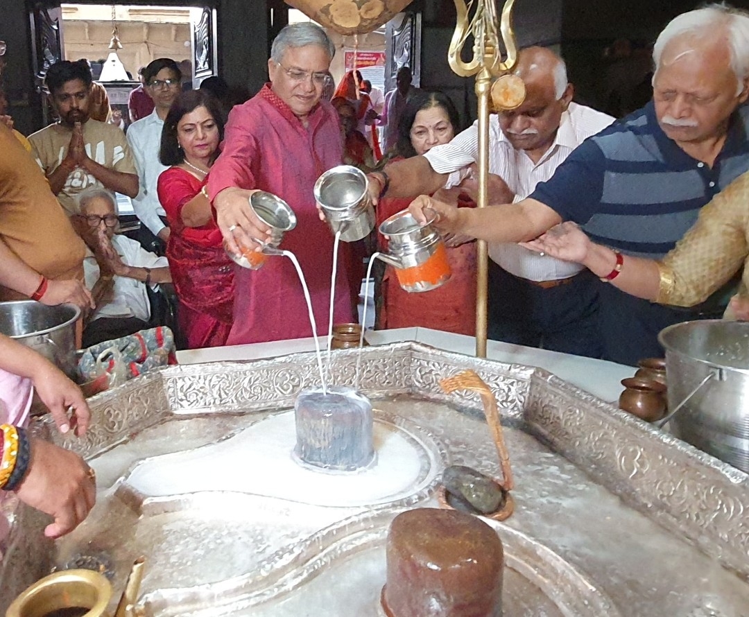 पांच राज्यों में चुनाव संपन्न कराकर माता-पिता का आशीर्वाद लेने आगरा पहुंचे मुख्य चुनाव आयुक्त ज्ञानेश कुमार, कैलाश मंदिर में की पूजा-अर्चना