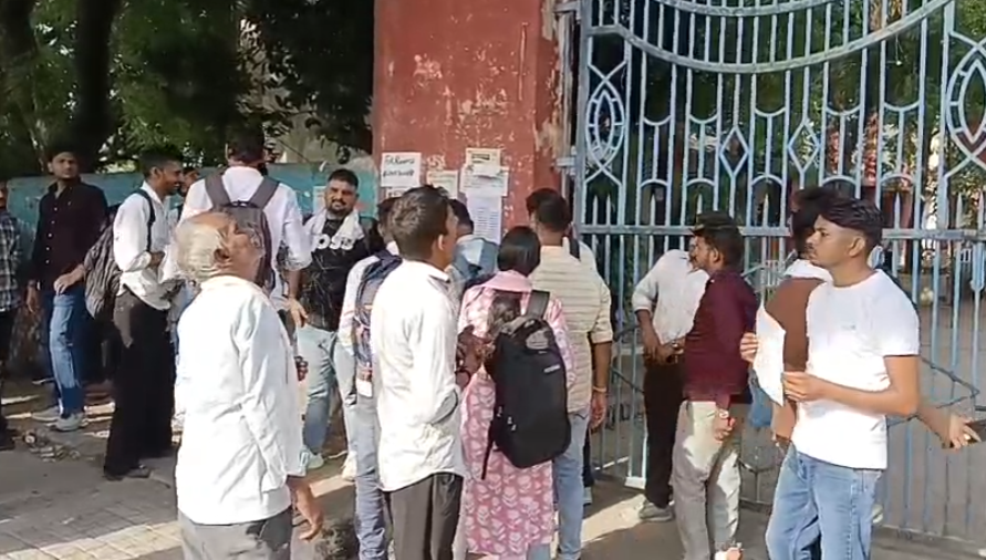 ​UP Police Exam 2026: आगरा में कड़ी सुरक्षा के बीच पहले दिन की दोनों पालियों की परीक्षा संपन्न, अत्याधुनिक निगरानी में थमा अभ्यर्थियों का इंतजार
