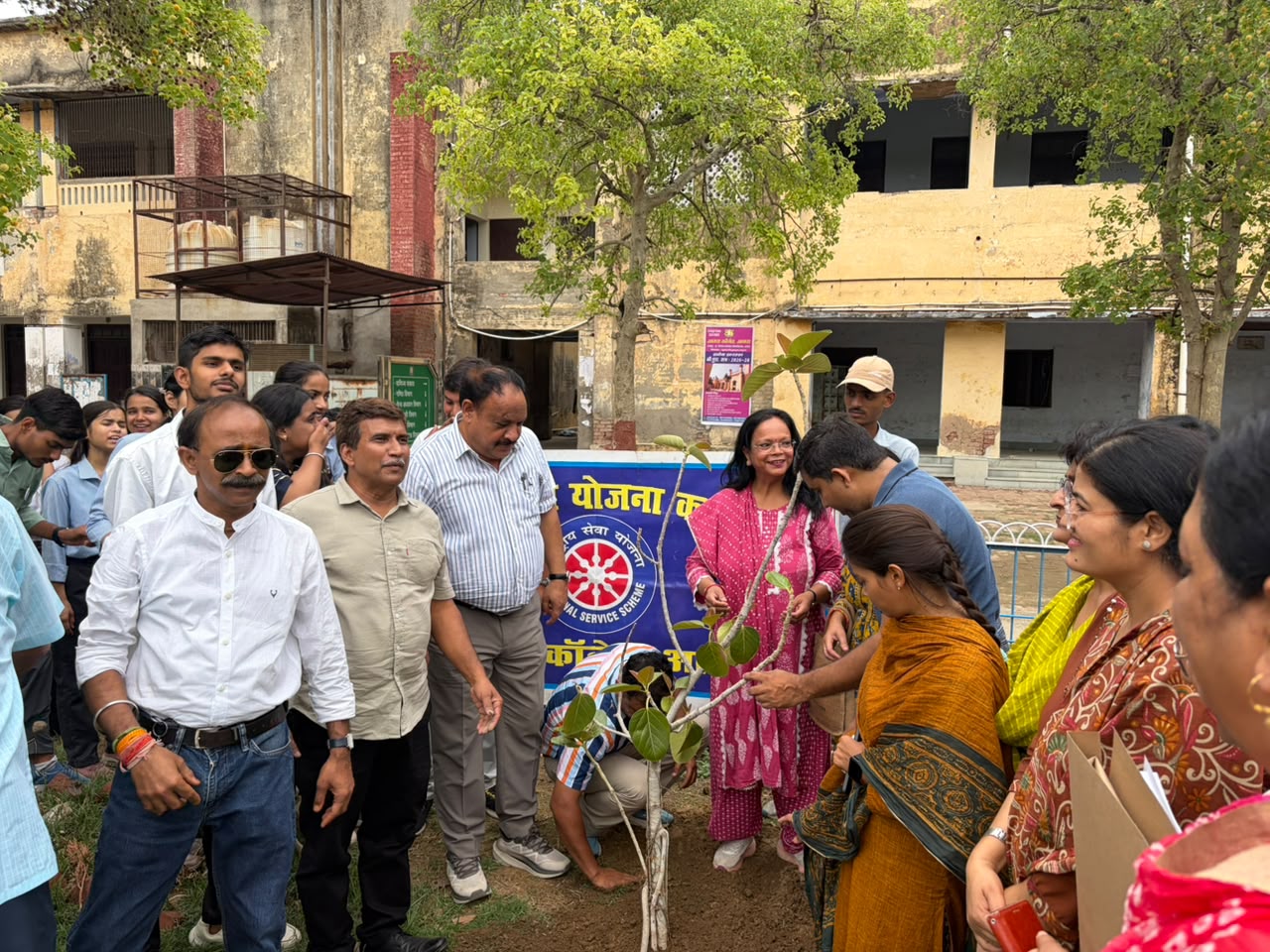 आगरा कॉलेज में गूंजा पर्यावरण संरक्षण का नारा: NSS स्वयंसेवकों ने रोपे पौधे, सीड बॉल तकनीक से हरित क्रांति की अनोखी पहल